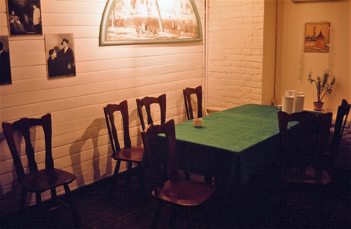 A room with a table and chairs Description automatically generated with low confidence